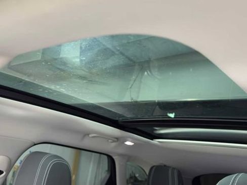 Used 2019 Land Rover Range Rover Velar P250 Base image 29