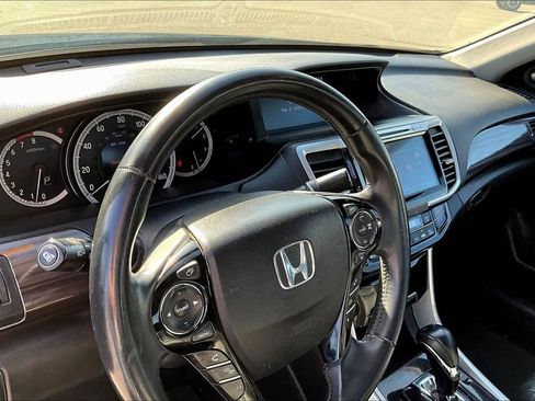 Used 2017 Honda Accord Touring image 10