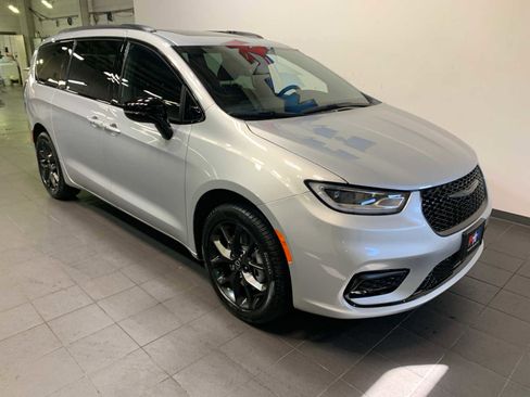 New 2026 Chrysler Pacifica Limited image 4