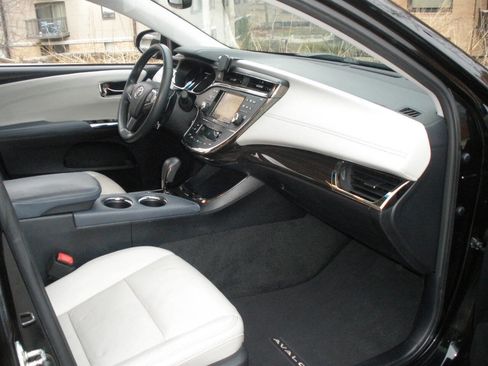 Used 2013 Toyota Avalon Limited image 26