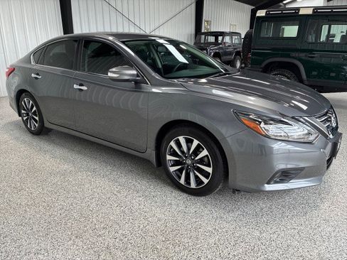 Used 2017 Nissan Altima 2.5 SL w/ 2.5 Technology Package FWD image 4