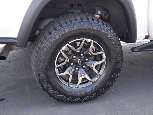 Used 2024 Chevrolet Colorado ZR2 w/ Technology Package AWD/4WD image 12