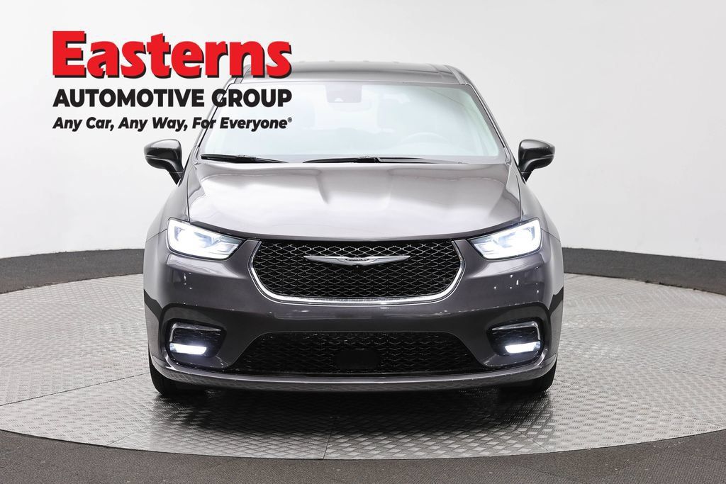 Used 2023 Chrysler Pacifica Touring-L FWD image 4