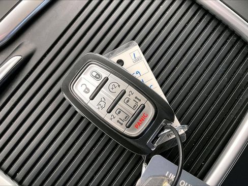 Used 2024 Chrysler Pacifica Touring-L FWD image 28