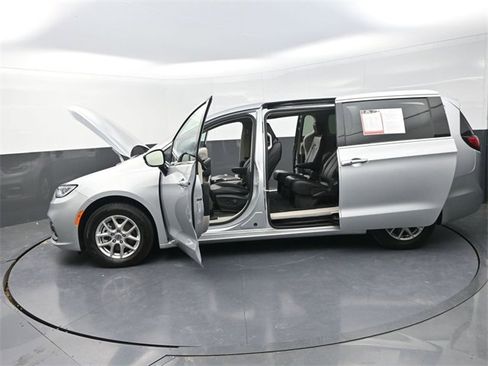 Used 2024 Chrysler Pacifica Touring-L image 36