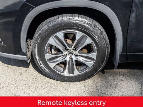 Used 2023 Toyota Highlander XLE AWD/4WD image 14