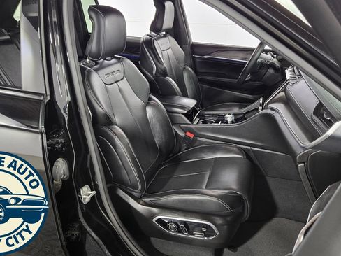 Used 2022 Jeep Grand Cherokee Overland w/ Luxury Tech Group IV AWD/4WD image 41