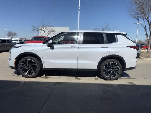 Used 2024 Mitsubishi Outlander SE image 3