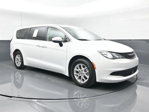 Used 2023 Chrysler Voyager LX image 3