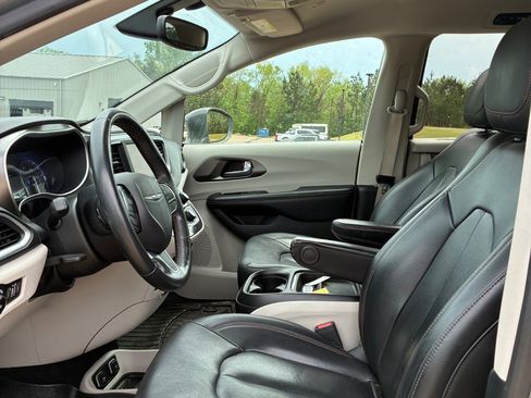 Used 2020 Chrysler Pacifica Touring-L image 11