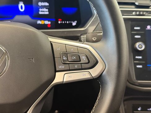 Used 2022 Volkswagen Tiguan SE w/ Panoramic Sunroof Package FWD image 27