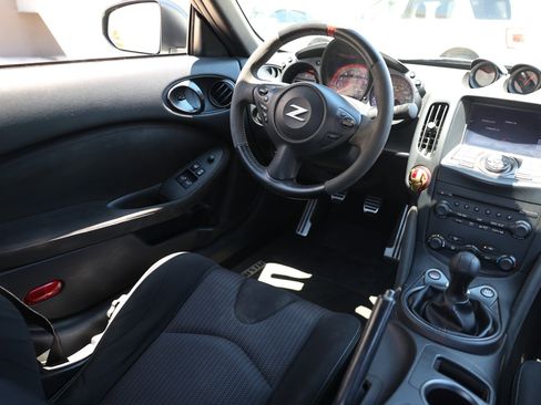 Used 2017 Nissan 370Z NISMO RWD image 18