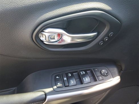 Used 2019 Jeep Cherokee Limited image 20