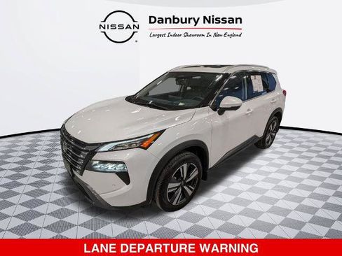 Certified 2025 Nissan Rogue SL w/ SL Premium Package AWD/4WD image 8