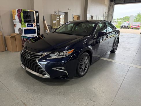 Used 2018 Lexus ES 350 w/ Navigation System Package FWD image 2