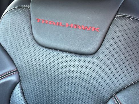 Used 2019 Jeep Cherokee Trailhawk image 11