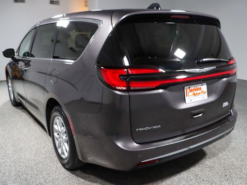 Used 2023 Chrysler Pacifica Touring-L FWD image 9
