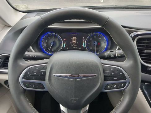 Used 2023 Chrysler Pacifica Touring-L image 33