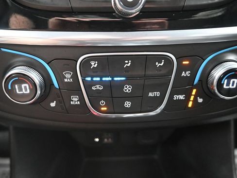 Used 2020 Chevrolet Traverse LT w/ LT Premium Package FWD image 21