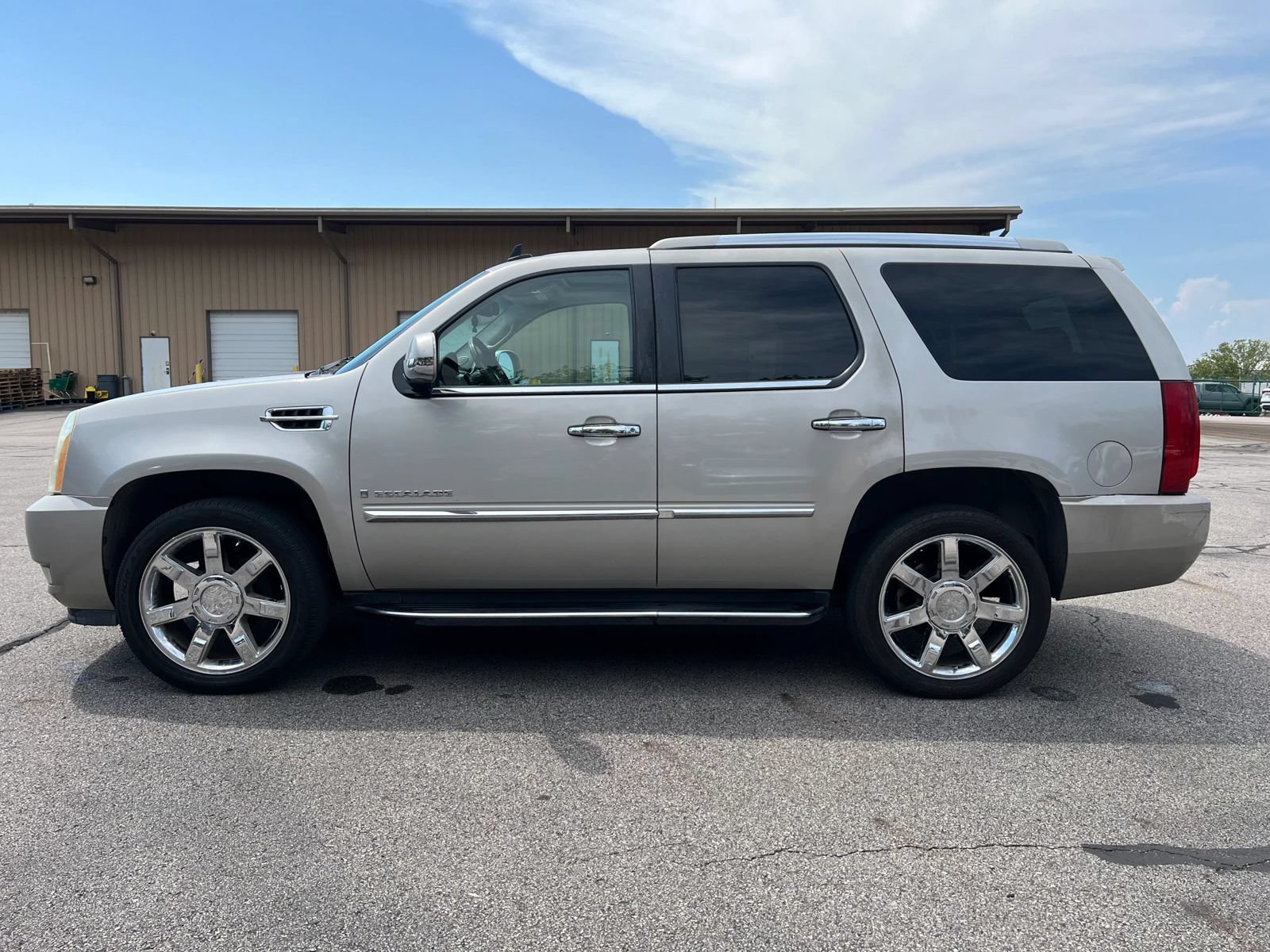 Used 2007 Cadillac Escalade AWD w/ Climate Package image 2