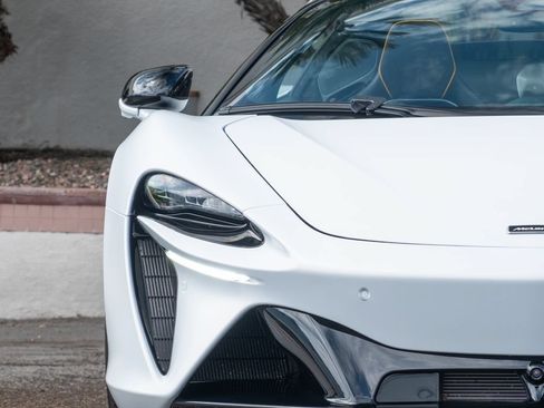 Used 2025 McLaren Artura Spider RWD image 6