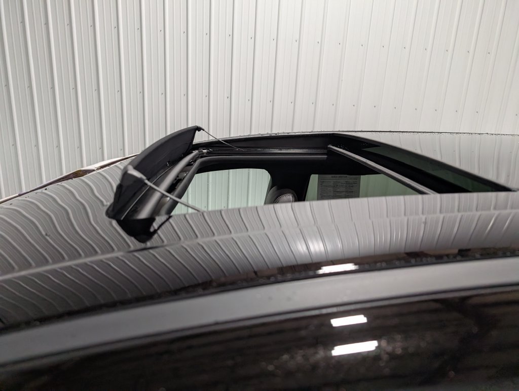 Used 2027 Chrysler Pacifica Limited FWD image 8
