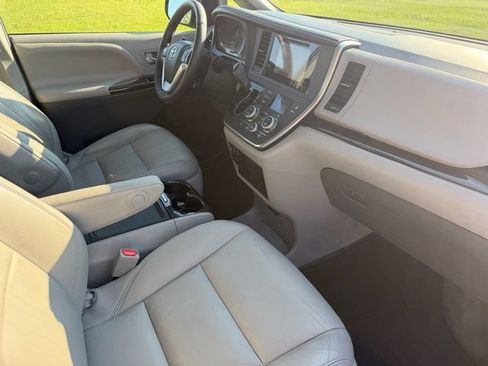 Used 2016 Toyota Sienna XLE Premium AWD/4WD image 24