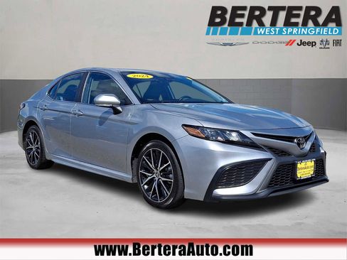 Used 2024 Toyota Camry SE FWD image 1