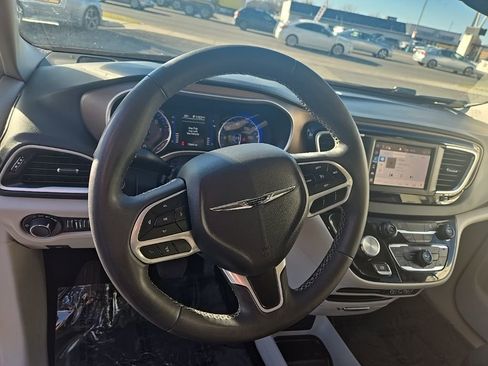 Used 2023 Chrysler Voyager LX image 13