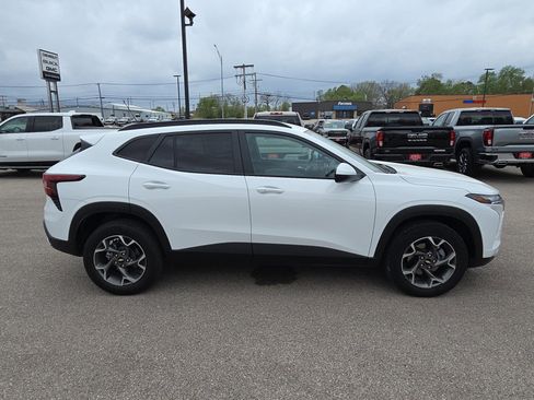 Certified 2025 Chevrolet Trax LT w/ Driver Confidence Package image 9