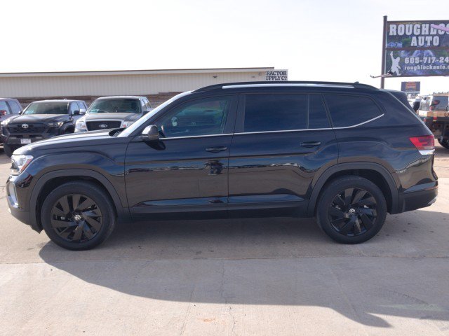 Used 2024 Volkswagen Atlas SE w/ Panoramic Sunroof Package FWD image 3