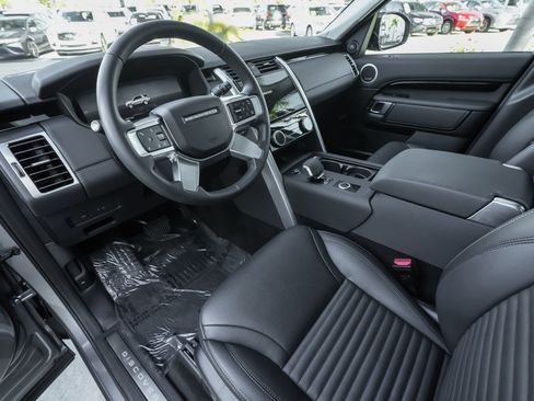 Used 2024 Land Rover Discovery S image 15