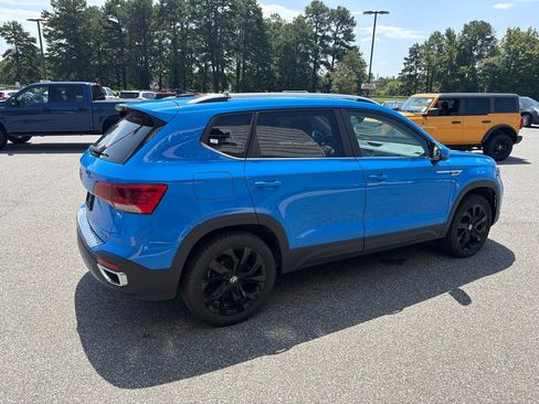 Used 2023 Volkswagen Taos SE w/ Panoramic Sunroof Package AWD/4WD image 7