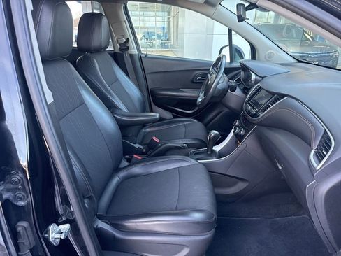 Used 2020 Chevrolet Trax LT w/ LT Convenience Package image 24