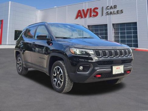 Used 2025 Jeep Compass Trailhawk AWD/4WD image 3