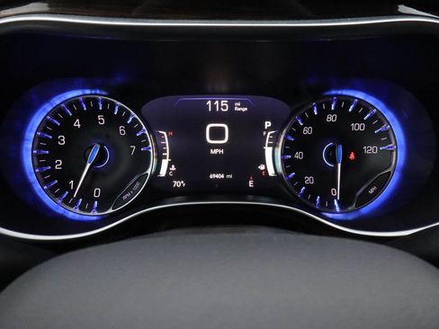 Used 2023 Chrysler Pacifica Limited FWD image 33