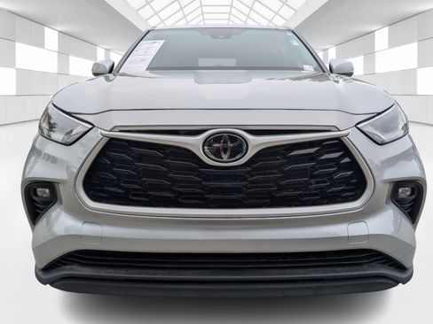 Used 2022 Toyota Highlander LE image 2