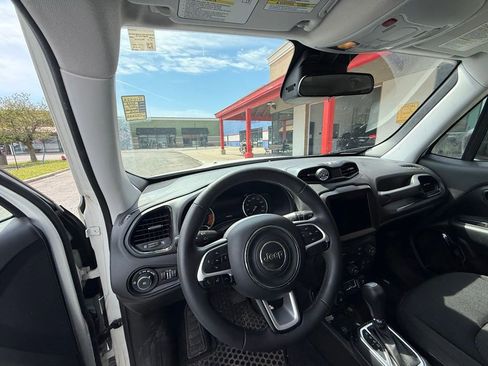 Used 2023 Jeep Renegade Altitude image 9