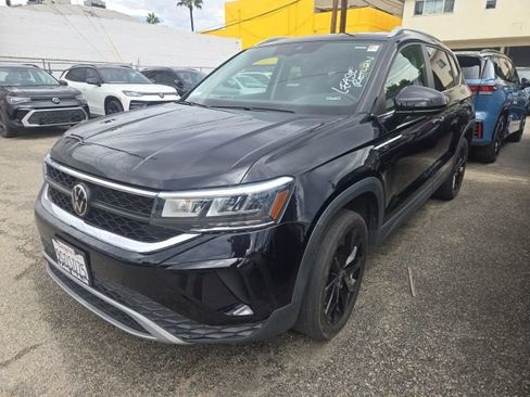 Used 2023 Volkswagen Taos SE w/ Panoramic Sunroof Package FWD image 3