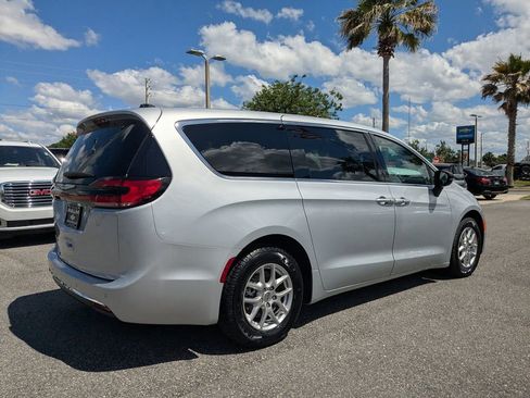 Used 2024 Chrysler Pacifica Touring-L FWD image 3