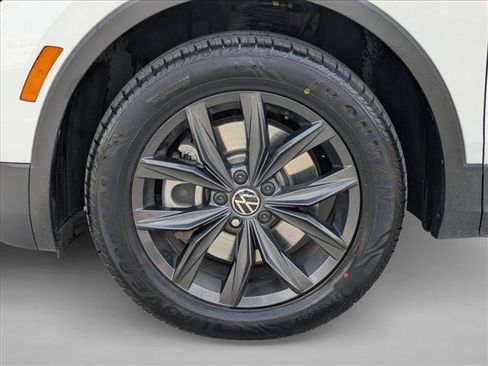 Used 2024 Volkswagen Tiguan SE image 24