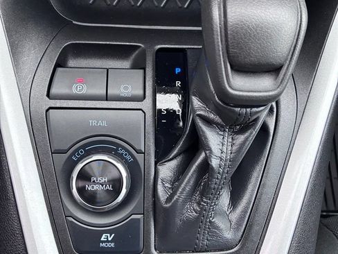 Used 2021 Toyota RAV4 LE AWD/4WD image 34