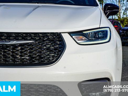 Used 2025 Chrysler Pacifica Limited image 12