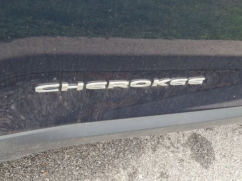 Used 2016 Jeep Cherokee Latitude w/ Cold Weather Group AWD/4WD image 5