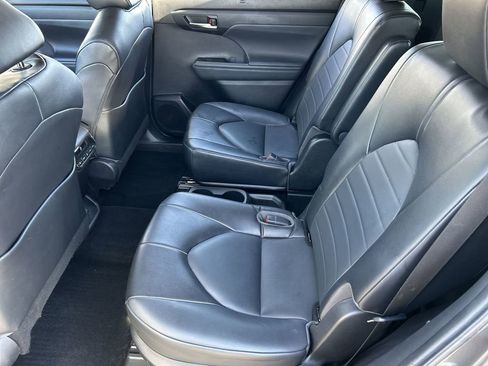 Used 2022 Toyota Highlander XLE AWD/4WD image 26