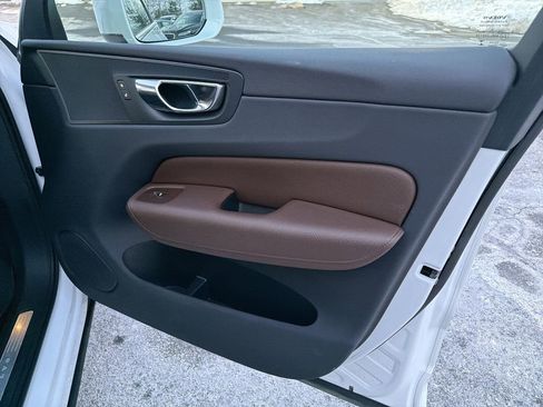 Used 2018 Volvo XC60 T5 Momentum w/ Convenience Package image 14