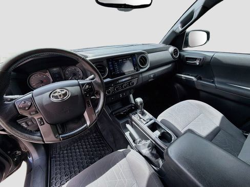 Used 2018 Toyota Tacoma TRD Off-Road AWD/4WD image 9