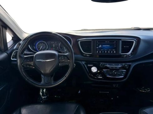 Used 2020 Chrysler Pacifica Touring-L FWD image 26