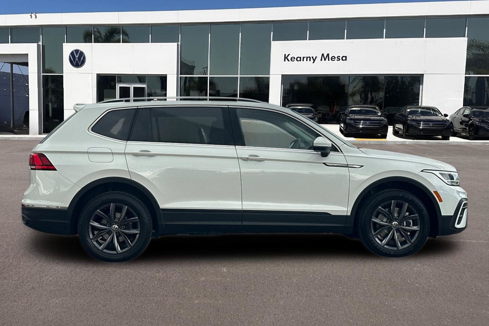 Used 2023 Volkswagen Tiguan SE w/ Panoramic Sunroof Package FWD image 3