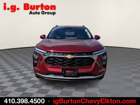 Certified 2024 Chevrolet Trax LT w/ Sunroof Package FWD image 2